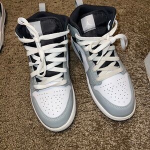 Boys Jordan 1 mid sneaker 3y